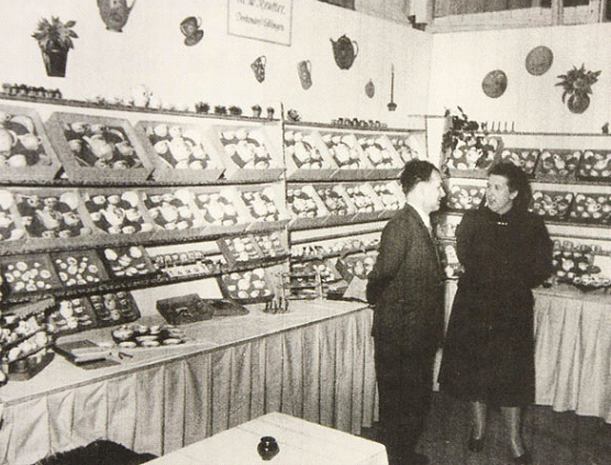 1963年のニュルンベルク・トイフェアでブースに立つReutter夫妻