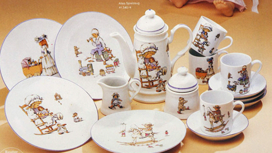 1985年の食器セット：「昔のおもちゃ」デザイン